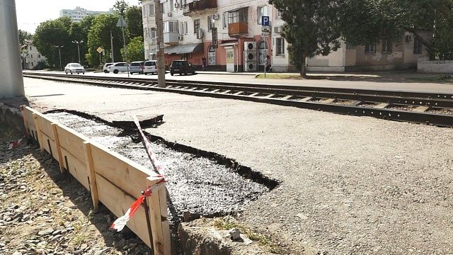 В Пашковском районе ремонтируют тротуар после поручения главы в радио-эфире. Фото: телеканал «Краснодар»