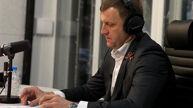 Евгений Наумов в эфире «Радио Краснодар». Фото: телеканал «Краснодар»