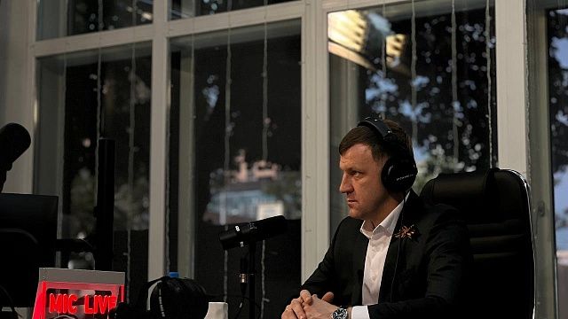 Евгений Наумов в эфире «Радио Краснодар». Фото: телеканал «Краснодар»