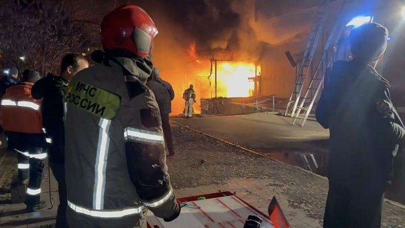 Огонь на Восточном рынке Краснодара охватил 300 квадратных метров