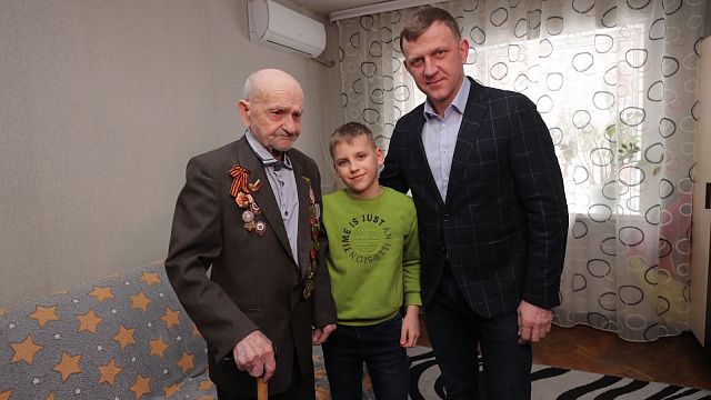 Глава Краснодара поздравил ветерана с 80-летием освобождения города от немецко-фашистских захватчиков