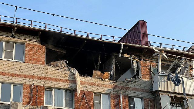 В краснодарской многоэтажке после хлопка газа начался пожар 