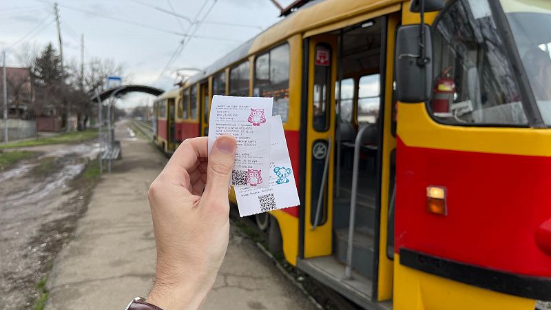 В Краснодаре семейная пара создает коллекционные трамвайные билеты