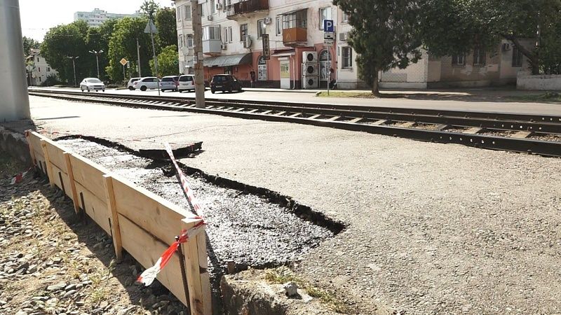 В Пашковском районе ремонтируют тротуар после поручения главы в радио-эфире