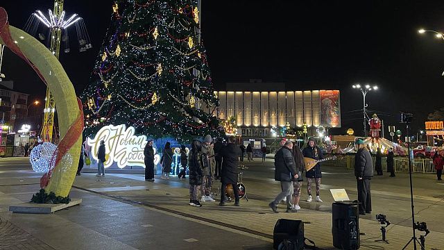 Дед Мороз переезжает: за два часа до боя курантов телеканал «Краснодар» покажет праздничный концерт
