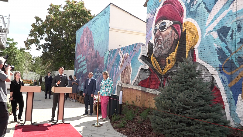 На фасаде краснодарской гимназии завершили граффити путешественнику Сергею Дудко