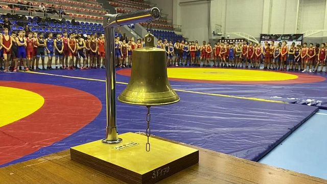 В Краснодаре проходят соревнования по греко-римской борьбе памяти ветеранов спортивной борьбы Кубани
