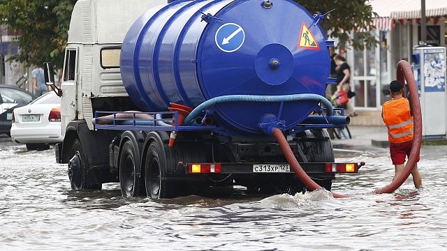 В Краснодаре для устранения последствий дождя начала дежурить водооткачивающая техника 