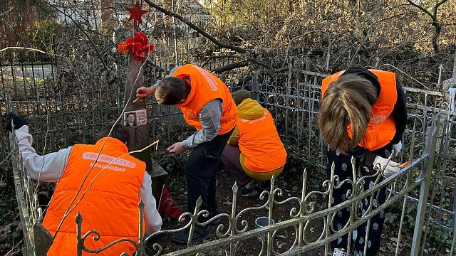 Волонтеры благоустроили могилу героя-освободителя Краснодара по просьбе его дочери