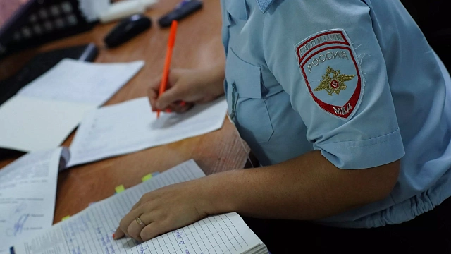 Работник правоохранительных органов. Фото: телеканал «Краснодар» 