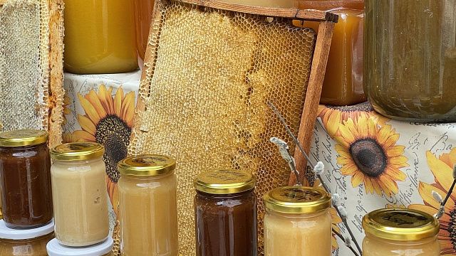 Краснодарцы могут приобрести фермерский мед на ярмарках выходного дня. Фото: телеканал «Краснодар»
