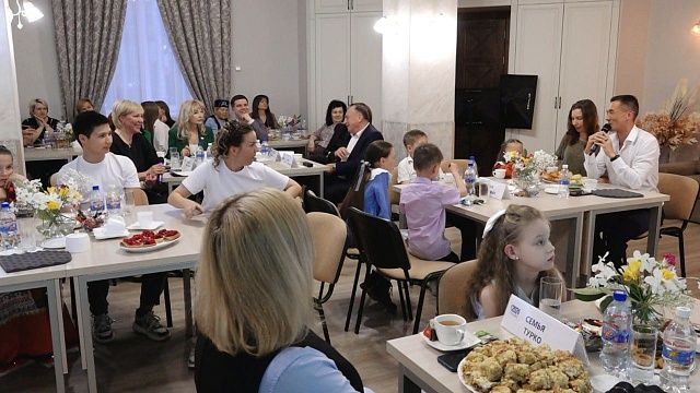 В Краснодаре прошла очередная Национальная гостиная. Фото: телеканал «Краснодар»
