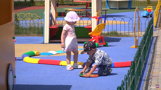 Первые воспитанники посещают новый детский сад в Новознаменском. Видео: телеканал «Краснодар»