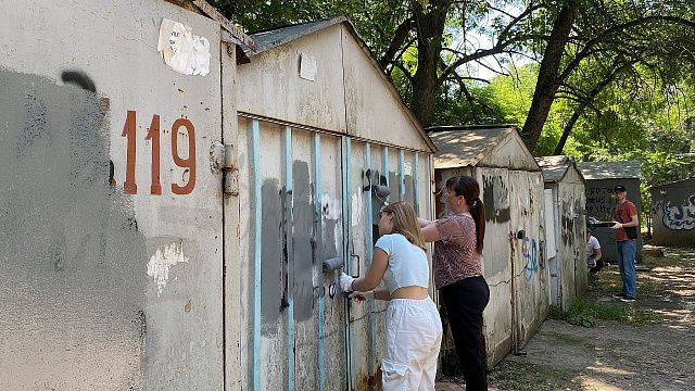 За день в Краснодаре закрасили более 420 нарко-надписей фото: телеканал «Краснодар»
