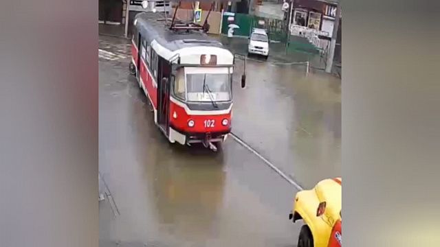 В Краснодаре трамвай сошел с рельс 