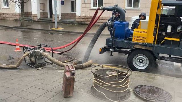В центре Краснодара отключили тепло и горячую воду из-за утечки на теплотрассе Фото: Телеканал «Краснодар»
