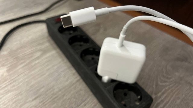 Электрик объяснил, почему нельзя отставлять зарядку от телефона в розетке