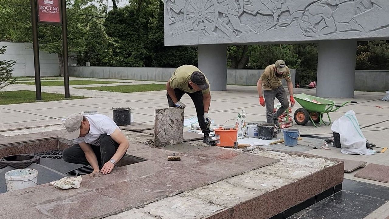 На «Вечном огне» в центре Краснодара начались ремонтные работы
