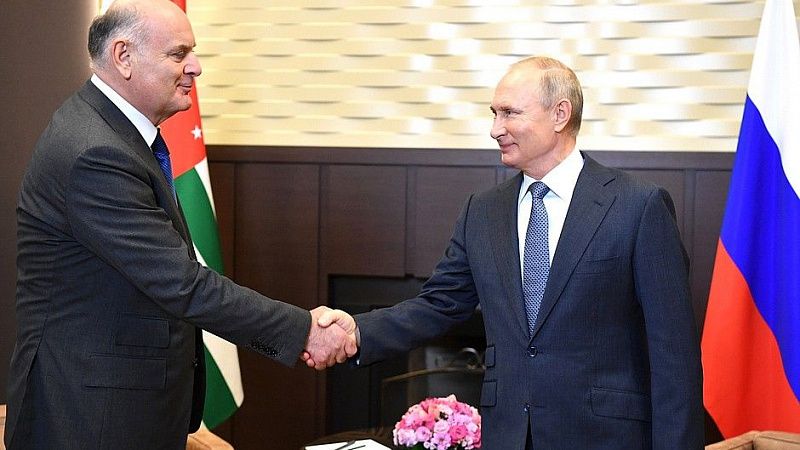 Путин подписал закон о двойном гражданстве для жителей России и Абхазии