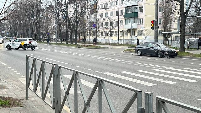 На улице Селезнева в Краснодаре иномарка врезалась в такси. Фото: телеканал «Краснодар»