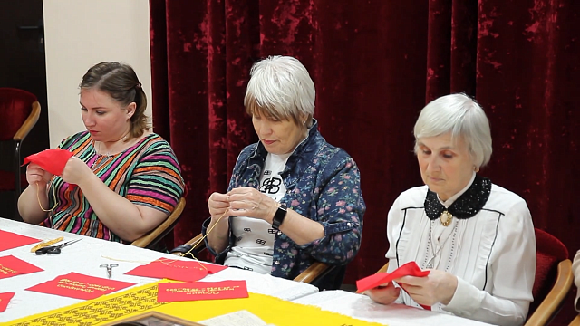 В Краснодаре продолжают вышивать «Знамя Героев» к годовщине Великой Победы