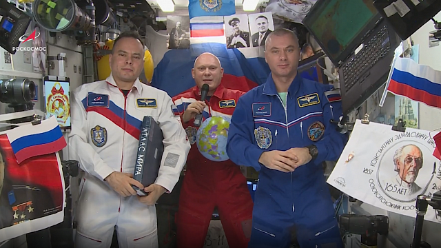 Российские космонавты поздравили школьников и учителей с Днём знаний