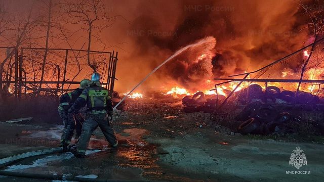 Ночью на Ростовском шоссе в Краснодаре загорелся склад автомобильных покрышек