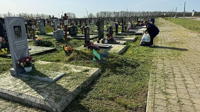 Кладбища Краснодара приводят в порядок в преддверии Радоницы. Фото: МЦУ Краснодар