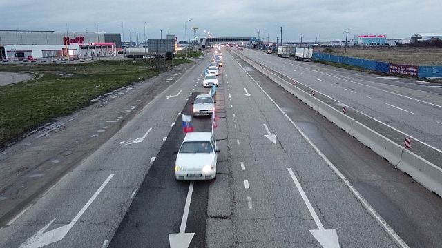 В Краснодаре организовали автопробег в поддержку Донбасса. Фото: Телеканал «Краснодар»