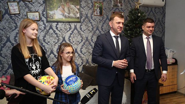 Евгений Наумов поздравил с наступающими праздниками многодетную семью Краснодара. Фото: Станислав Телеховец