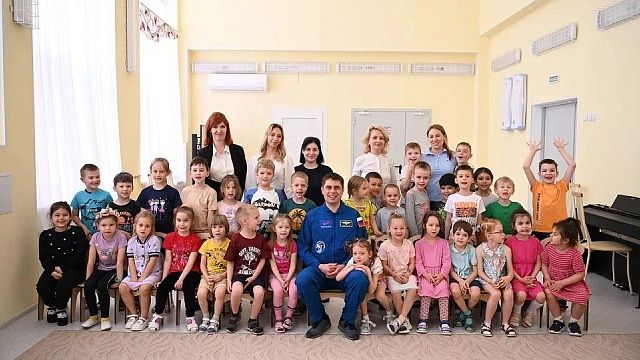 Лётчик-космонавт, герой России Андрей Федяев посетил детсад «Космос», фото: администрация Краснодара 