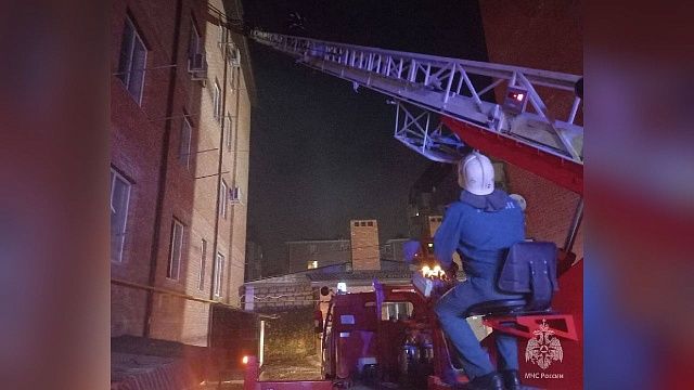 В Музыкальном микрорайоне Краснодара загорелась мансарда жилого дома