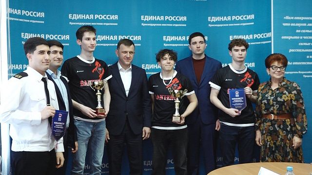 Глава Краснодара наградил местных киберспортсменов Фото: Телеканал «Краснодар»