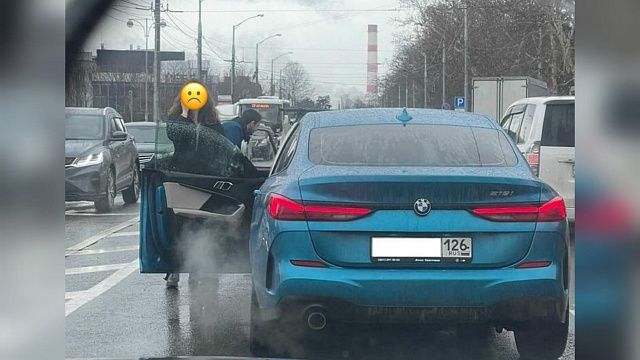 На улице Селезнёва в Краснодаре водитель пытался уехать от полиции и чуть не протаранил другие машины