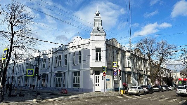 В Краснодаре завершился первый этап реставрации фасада исторического здания. Фото: пресс-служба администрации Краснодара 