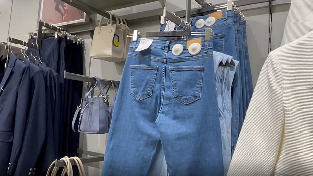 Дизайнер объяснила, как выбрать качественные джинсы и что делать с ненужной парой Фото: Телеканал «Краснодар»