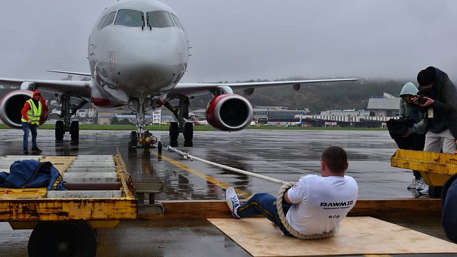 В Сочи мужчина с помощью каната сдвинул с места 32-тонный самолёт Фото: 