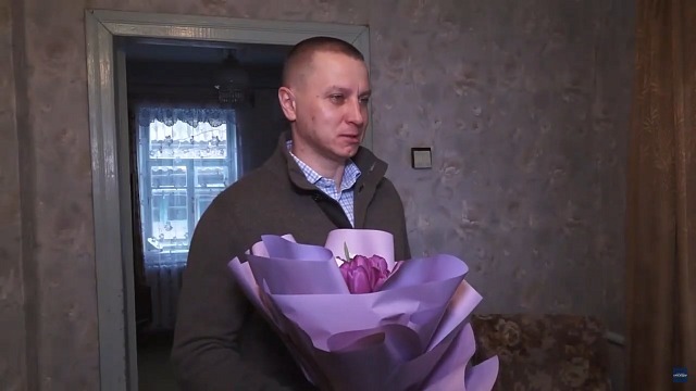 Депутат Андрей Анашкин поздравил краснодарок с 8 марта. Телеканал «Краснодар»