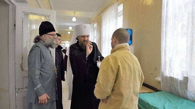 Митрополит Григорий поздравил с Рождеством пациентов военного госпиталя Краснодара