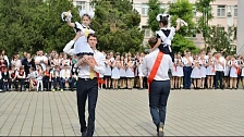 Краснодарцев призвали не запускать воздушные шары на школьных выпускных