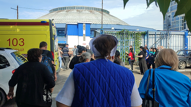Сенной рынок Краснодара эвакуировали из-за неопознанных сумок Фото: Телеканал «Краснодар»