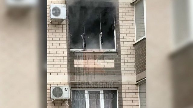 В Краснодаре из пожара в многоэтажном доме спасли человека. Фото: t.me/krd_tipich_ru