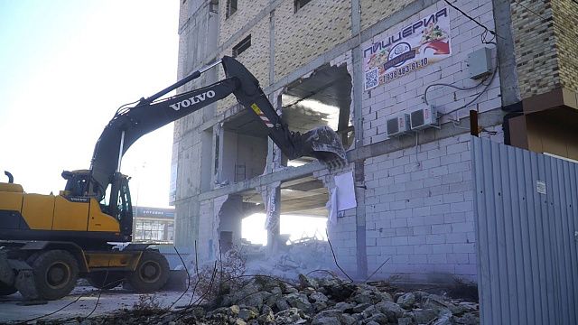 В Молодежном микрорайоне Краснодара сносят незаконную 5-этажку Фото: Телеканал «Краснодар»