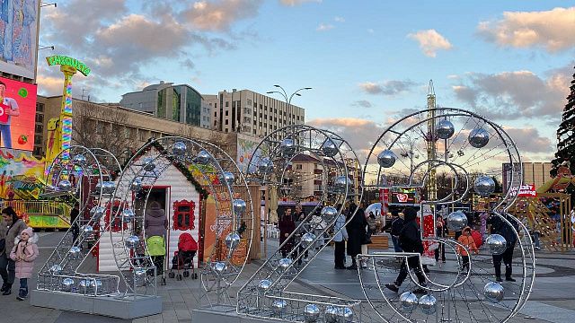 На Главной городской площади работают ярмарка, аттракционы и Домик Деда Мороза. Фото: телеканал «Краснодар»