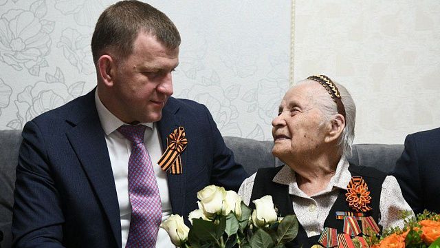 Евгений Наумов поздравил с 101-летием Марию Губину. Фото: Александр Райко