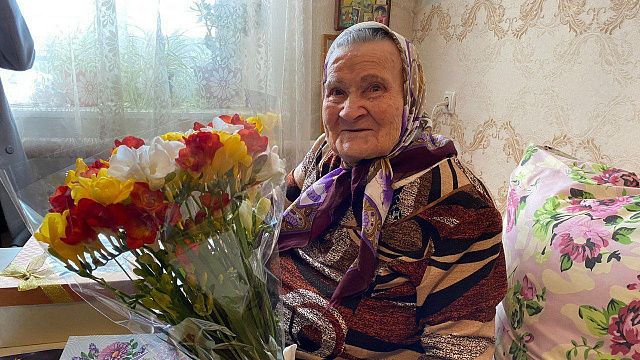Евгений Наумов поздравил ветерана Анну Попову со 100-летним юбилеем