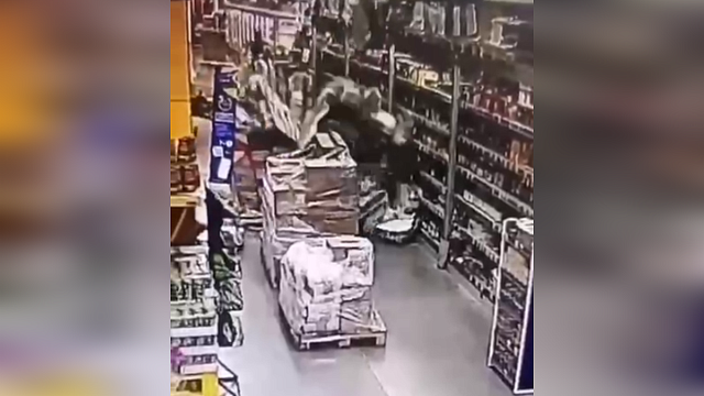 Полиция Краснодара проверит гипермаркет, где на покупателя обрушился товар Фото: из соцсетей