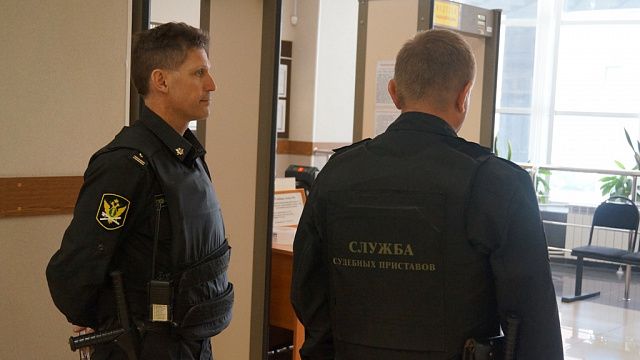 Приставы Кубани обеспечивают безопасность участников судебных процессов. Фото: kirsmi.ru