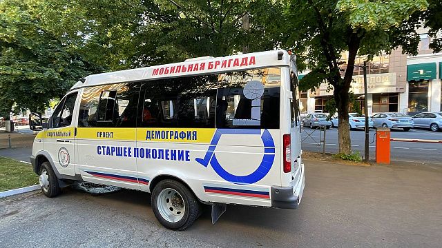 В Динском районе пенсионеры старше 65 лет могут приехать на медобследование в Краснодар. Фото: телеканал «Краснодар»