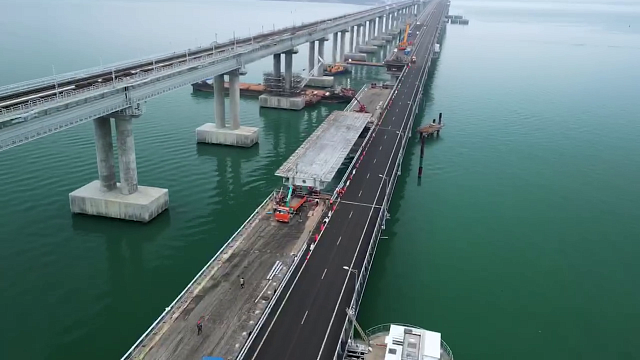В марте на Крымском мост полностью восстановят движение легковушек и автобусов Фото: mkhusnullin
